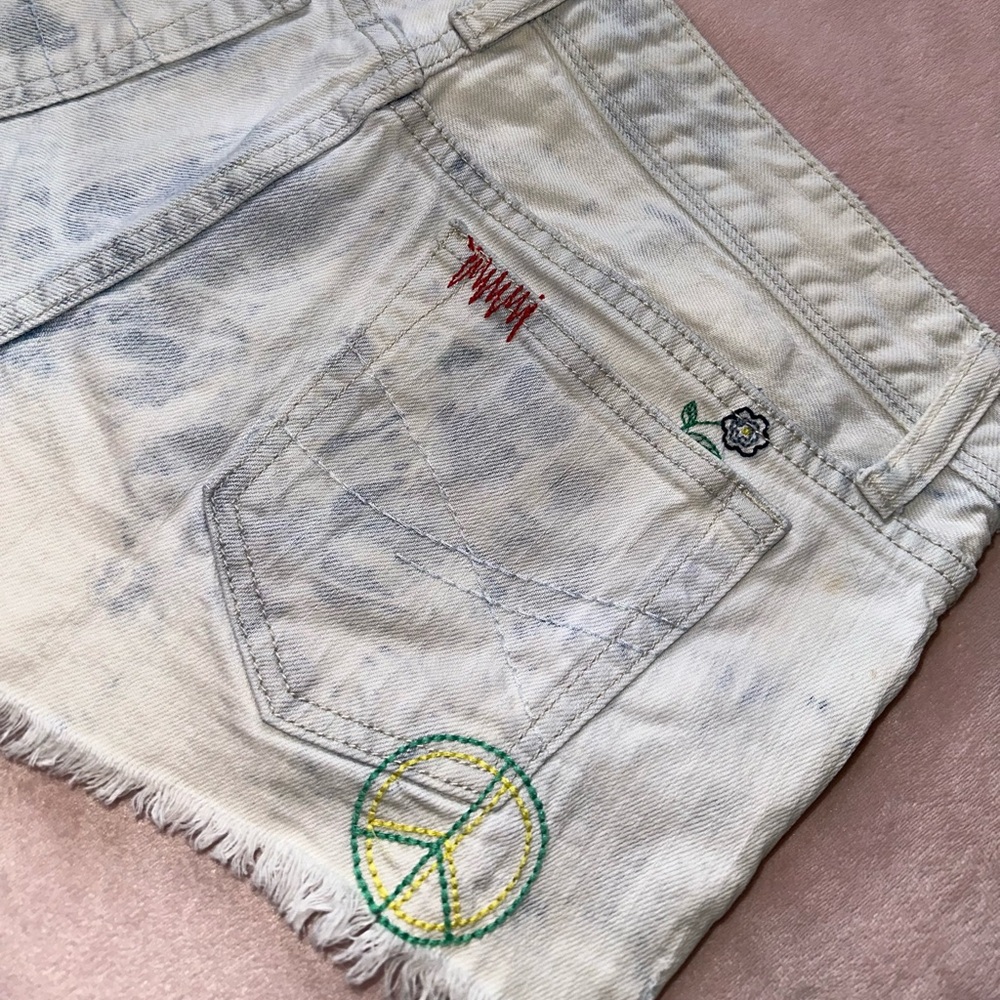 Y2K AÉROPOSTALE EMBROIDERED & FRAYED DISTRESSED DENIM SHORTS · SIZE 5/6 (JR's) - Picture 6 of 9